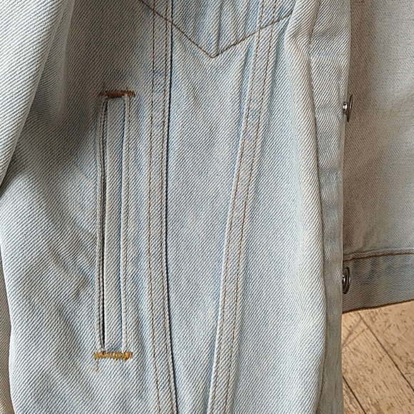 Light wash Levi's denim jacket - Picture 5 of 5
